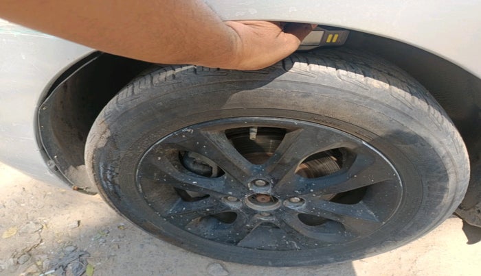 2014 Nissan Micra XV DIESEL, Diesel, Manual, 1,18,249 km, tyre