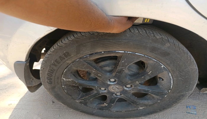 2014 Nissan Micra XV DIESEL, Diesel, Manual, 1,18,249 km, tyre