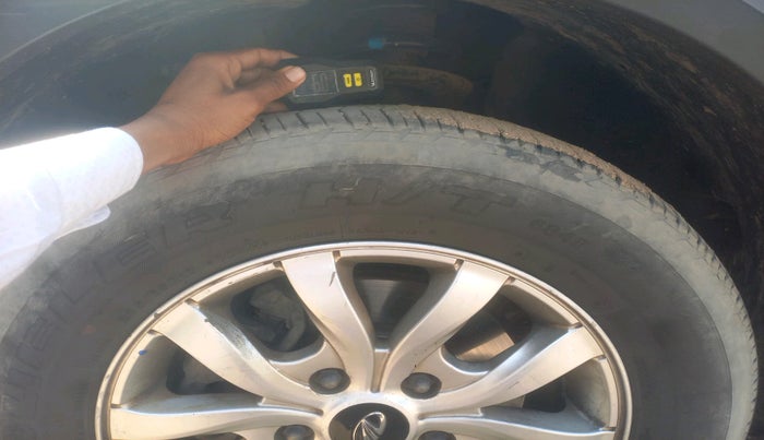 2017 Mahindra XUV500 W10, Diesel, Manual, 1,42,545 km, tyre