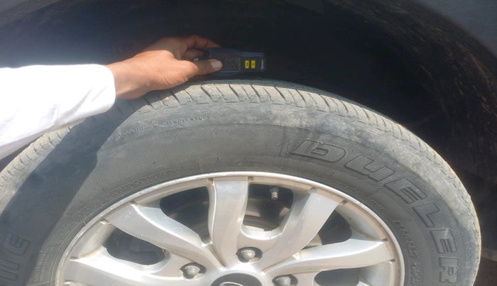 2017 Mahindra XUV500 W10, Diesel, Manual, 1,42,545 km, tyre