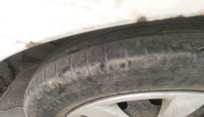 2011 Hyundai Eon ERA +, Petrol, Manual, 1,30,189 km, tyre