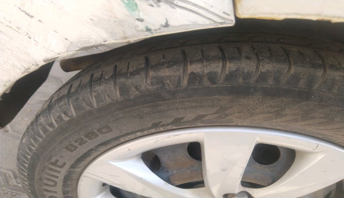 2011 Hyundai Eon ERA +, Petrol, Manual, 1,30,189 km, tyre