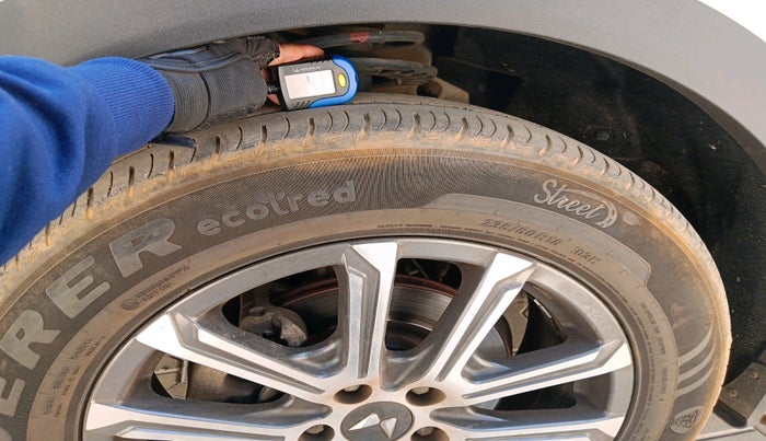 2021 Mahindra XUV700 AX 7 P MT 7 STR, Petrol, Manual, 42,484 km, tyre