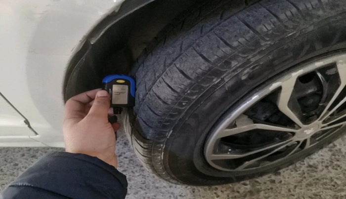 2011 Maruti Swift VXI, CNG, Manual, 1,19,507 km, tyre