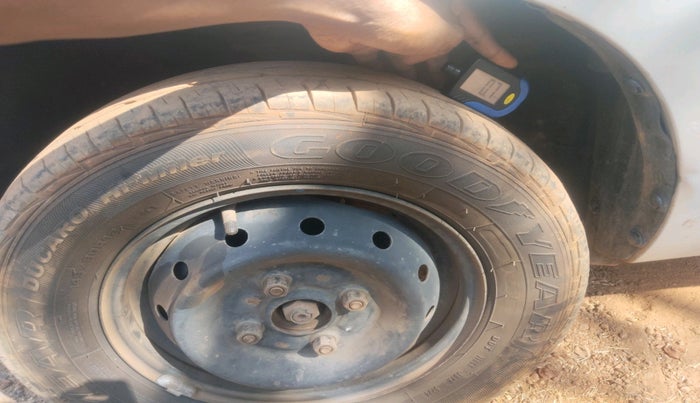 2017 Maruti Alto 800 VXI, Petrol, Manual, 1,36,983 km, tyre