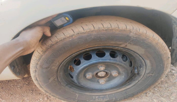 2017 Maruti Alto 800 VXI, Petrol, Manual, 1,36,983 km, tyre