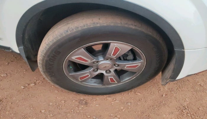 2014 Mahindra XUV500 W8, Diesel, Manual, 99,250 km, tyre