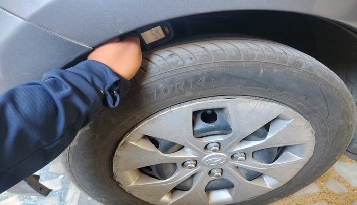 2017 Hyundai Xcent E+, Petrol, Manual, 1,17,895 km, tyre