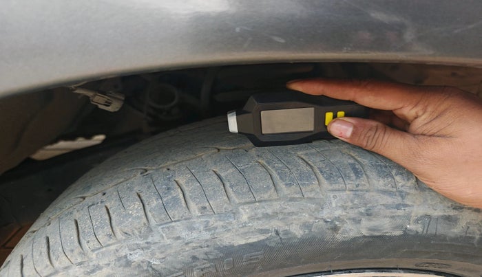 2012 Toyota Innova 2.5 GX 8 STR, Diesel, Manual, 2,39,253 km, tyre