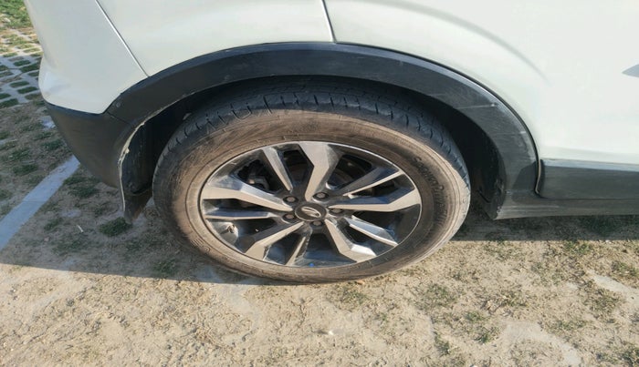 2022 Mahindra XUV300 W8 (O) 1.5 DIESEL, Diesel, Manual, 1,38,259 km, tyre