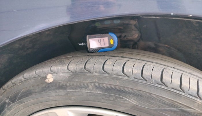 2011 Volkswagen Vento HIGHLINE DIESEL 1.6, Diesel, Manual, 1,58,176 km, tyre