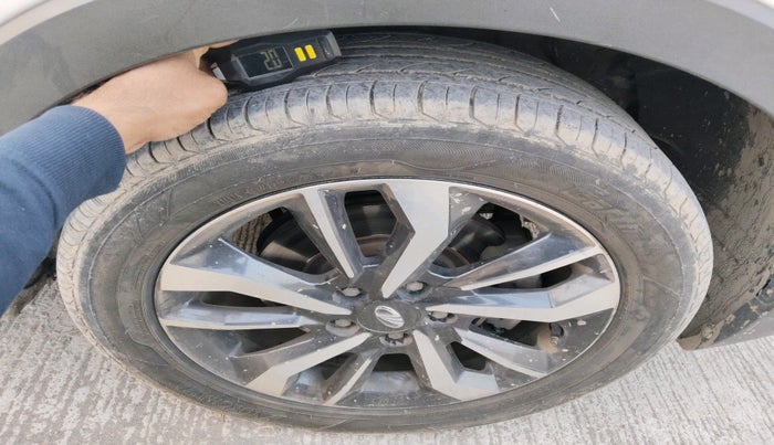 2020 Mahindra XUV300 W8 (O) 1.5 DIESEL, Diesel, Manual, 1,51,906 km, tyre