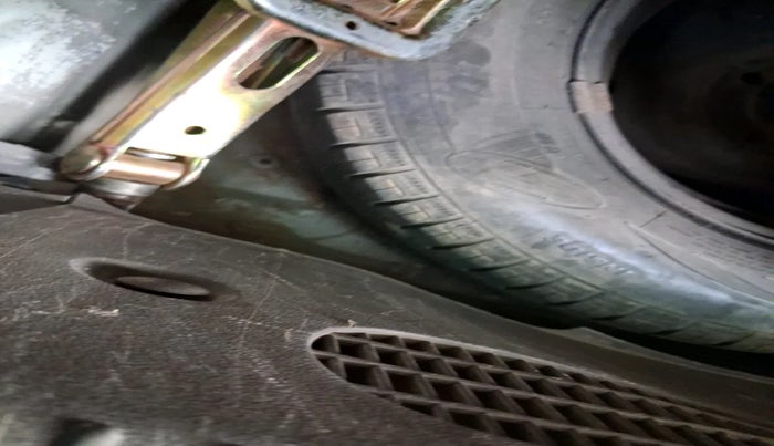 2013 Hyundai i10 ERA 1.1, Petrol, Manual, 1,01,374 km, tyre