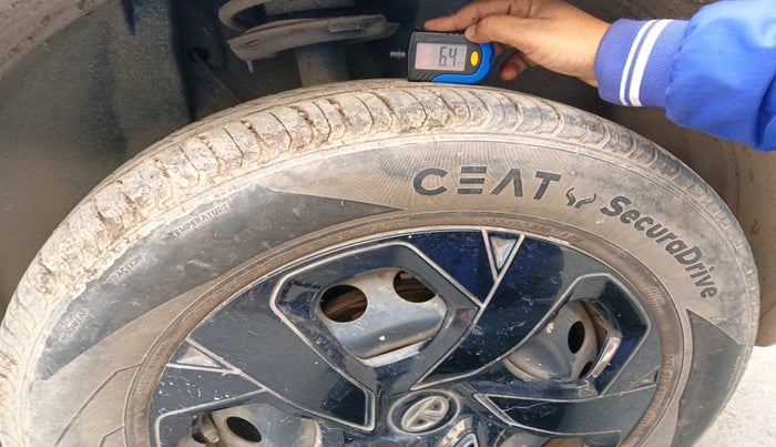 2023 Tata PUNCH ADVENTURE AMT, Petrol, Automatic, 26,500 km, tyre