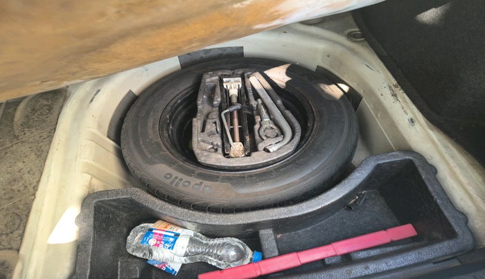 2011 Volkswagen Vento TRENDLINE DIESEL 1.6, Diesel, Manual, 1,71,602 km, tyre