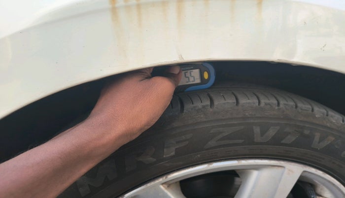 2011 Volkswagen Vento TRENDLINE DIESEL 1.6, Diesel, Manual, 1,71,602 km, tyre