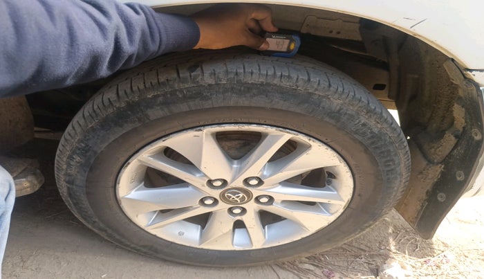 2016 Toyota Innova Crysta 2.4 G 8 STR, Diesel, Manual, 1,07,975 km, tyre