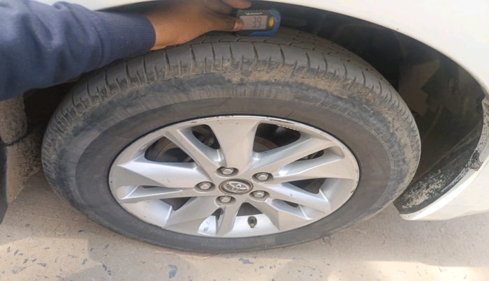 2016 Toyota Innova Crysta 2.4 G 8 STR, Diesel, Manual, 1,07,975 km, tyre