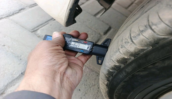 2012 Maruti Swift LXI, CNG, Manual, 2,85,860 km, tyre