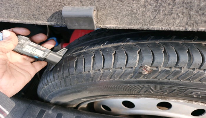 2012 Maruti Swift LXI, CNG, Manual, 2,85,860 km, tyre