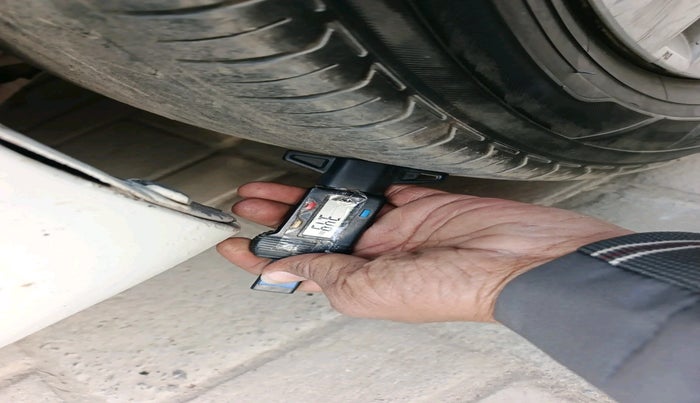 2012 Maruti Swift LXI, CNG, Manual, 2,85,860 km, tyre