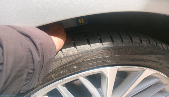 2019 Toyota Camry HYBRID, Hybrid, Automatic, 82,832 km, tyre