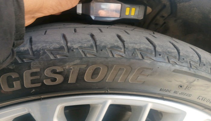 2019 Toyota Camry HYBRID, Hybrid, Automatic, 82,832 km, tyre