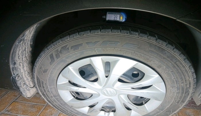 2019 Maruti Swift VXI AMT, Petrol, Automatic, 91,387 km, tyre