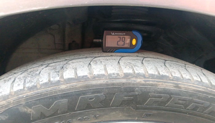 2011 Chevrolet Cruze LTZ AT, Diesel, Automatic, 1,23,158 km, tyre