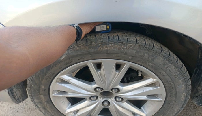 2016 Toyota Innova Crysta 2.4 ZX 7 STR, Diesel, Manual, 2,30,695 km, tyre