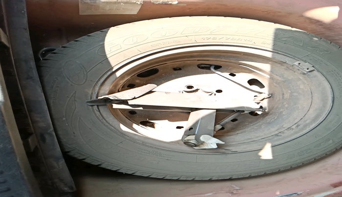 2014 Volkswagen Polo HIGHLINE1.5L, Diesel, Manual, 1,19,292 km, tyre