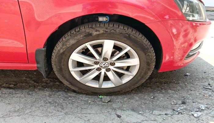 2014 Volkswagen Polo HIGHLINE1.5L, Diesel, Manual, 1,19,292 km, tyre