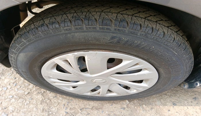 2015 Maruti Swift VXI, Petrol, Manual, 32,070 km, tyre