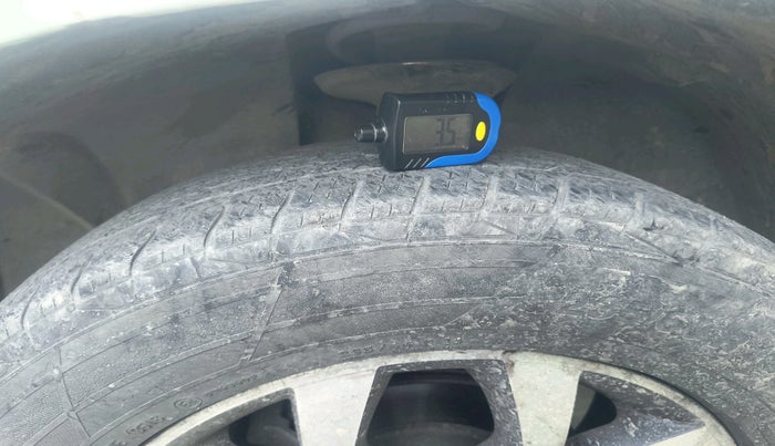 2014 Nissan Terrano XL (P), Petrol, Manual, 1,43,881 km, tyre