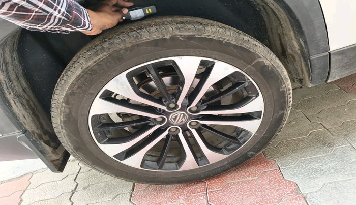 2021 MG HECTOR PLUS SHARP 2.0 DIESEL TURBO MT 6-STR, Diesel, Manual, 1,30,462 km, tyre