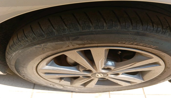 2017 Hyundai New Elantra 2.0 SX(O) AT PETROL, Petrol, Automatic, 47,163 km, tyre