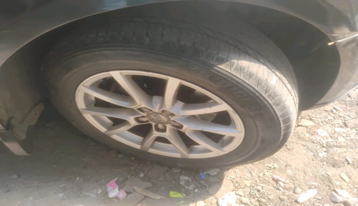 2013 Audi Q5 2.0 TDI QUATTRO, Diesel, Automatic, 1,13,561 km, tyre