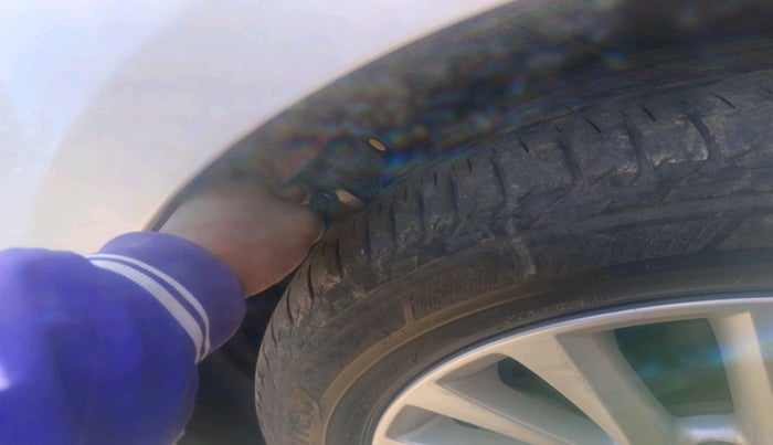 2016 Toyota Camry HYBRID, Hybrid, Automatic, 85,244 km, tyre