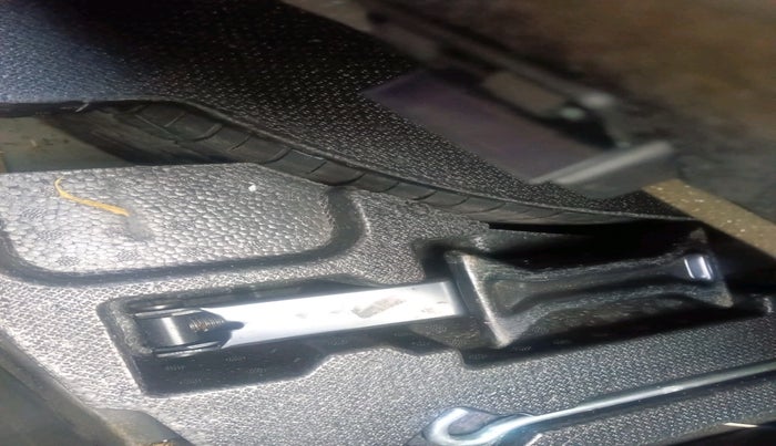 2016 Toyota Camry HYBRID, Hybrid, Automatic, 85,244 km, tyre