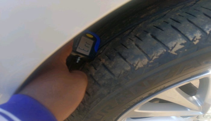 2016 Toyota Camry HYBRID, Hybrid, Automatic, 85,244 km, tyre