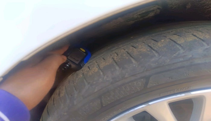 2016 Toyota Camry HYBRID, Hybrid, Automatic, 85,244 km, tyre