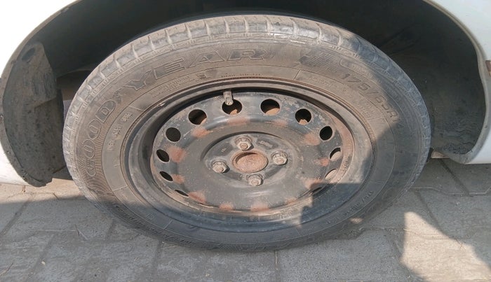 2012 Toyota Etios G, CNG, Manual, 62,129 km, tyre