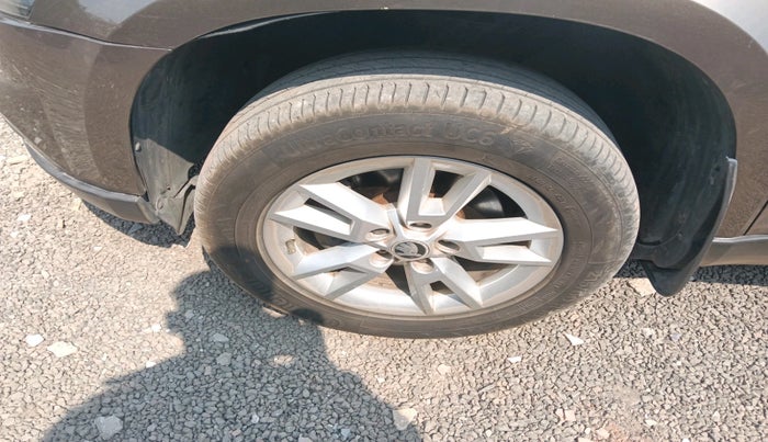 2015 Skoda Yeti ELEGANCE 4 X 4, Diesel, Manual, 1,21,612 km, tyre