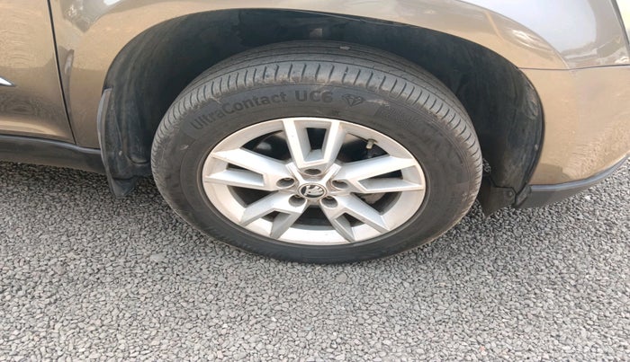 2015 Skoda Yeti ELEGANCE 4 X 4, Diesel, Manual, 1,21,612 km, tyre