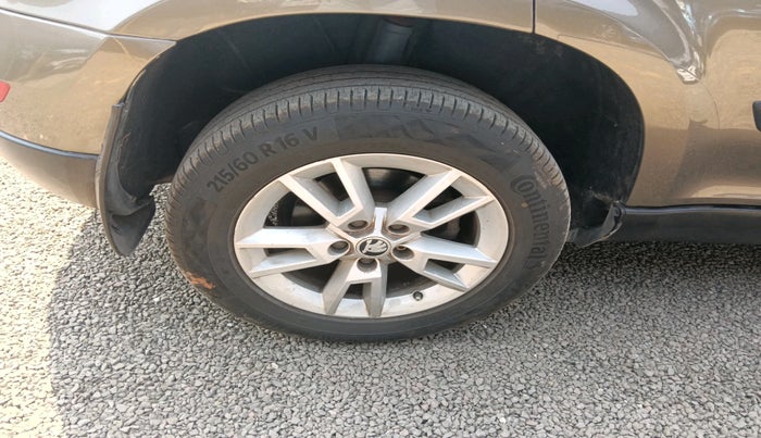 2015 Skoda Yeti ELEGANCE 4 X 4, Diesel, Manual, 1,21,612 km, tyre