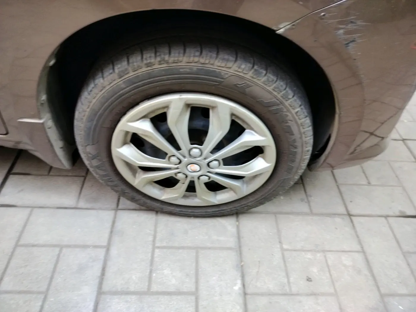 2014 Maruti Ertiga VXI, Petrol, Manual, 1,19,495 km, tyre
