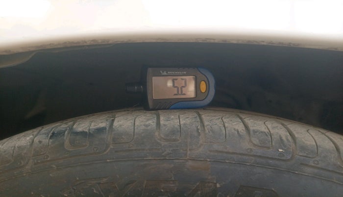 2016 Toyota Innova 2.5 VX 8 STR, Diesel, Manual, 1,45,472 km, tyre