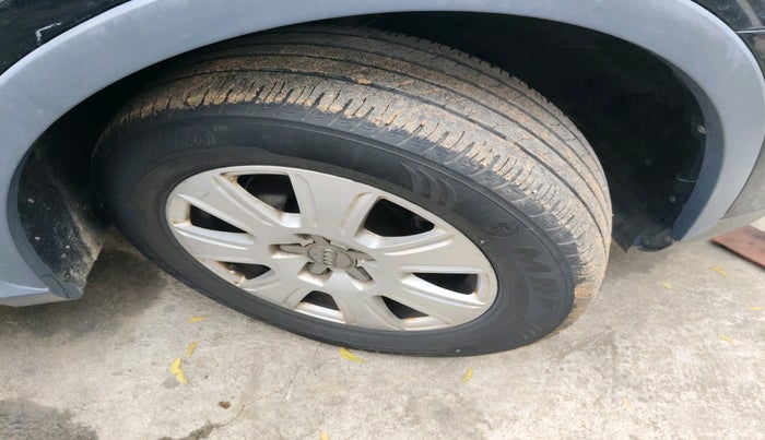 2014 Audi Q3 2.0 TDI QUATTRO, Diesel, Automatic, 1,04,044 km, tyre