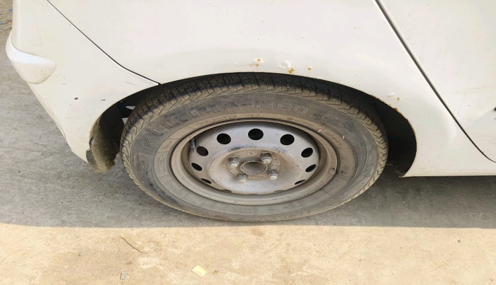 2014 Hyundai i10 MAGNA 1.1, CNG, Manual, 1,57,745 km, tyre