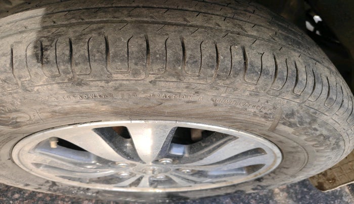 2015 Toyota Innova 2.5 ZX 7 STR, Diesel, Manual, 1,53,350 km, tyre